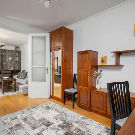 1bd Flat With Desk On Russian Monument Square *